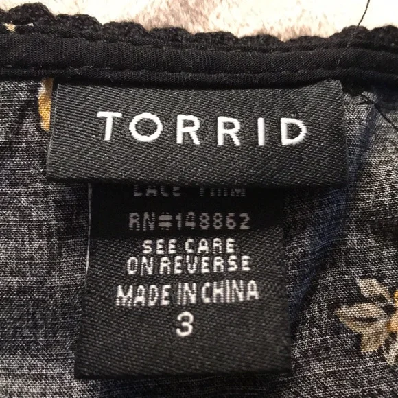 Torrid Black with yellow roses print blouse SZ 3 - Picture 6 of 7